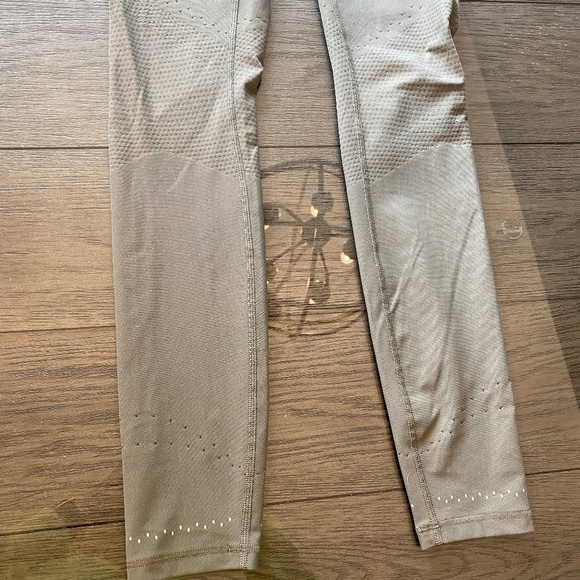 Lululemon in focus run tights Legging Gray-Sage Green, 33894 - Picture 8 of 13